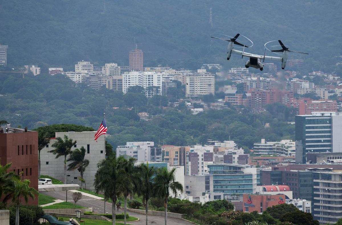 A U.S. Marine Corps MV-22B Osprey aircraft approaches the U.S. embassy during an air evacuation drill, in Caracas, Venezuela, May 23, 2026. REUTERS/Leonardo Fernandez Viloria