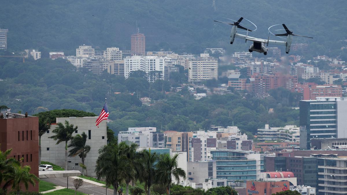 A U.S. Marine Corps MV-22B Osprey aircraft approaches the U.S. embassy during an air evacuation drill, in Caracas, Venezuela, May 23, 2026. REUTERS/Leonardo Fernandez Viloria