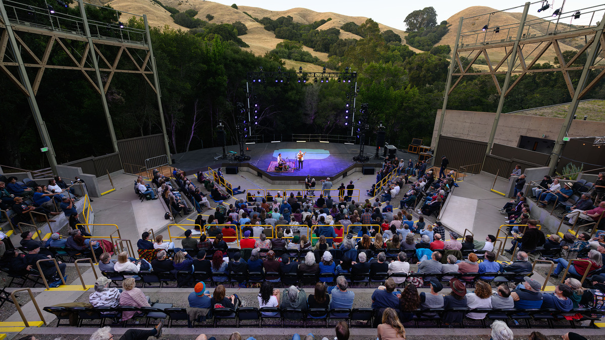 Audience members sit and enjoy as musician Jonathan Richman performs at the Siesta Valley Bowl in Orinda, Calif., on Friday, June 5, 2026. (Jose Carlos Fajardo/Bay Area News Group)