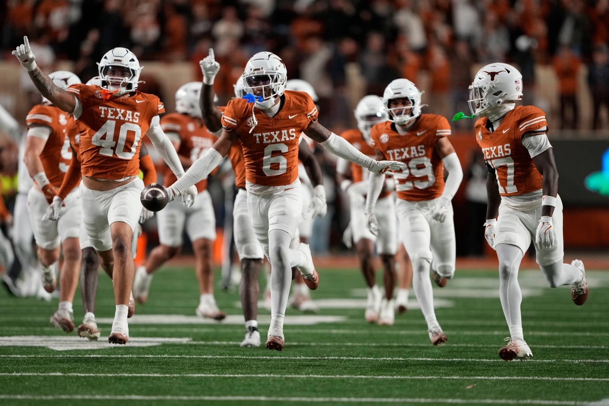  Texas defensive back Kobe Black (6) and teammates react after an interception against the Texas A&M at Darrell K Royal-Texas Memorial Stadium on Nov. 28, 2025, in Austin, Texas. © Scott Wachter-Imagn Images