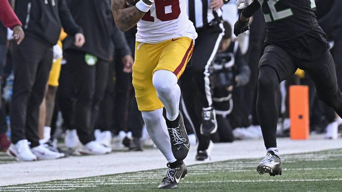  Nov 22, 2025; Eugene, Oregon, USA; Southern California Trojans wide receiver Tanook Hines (16) runs with the ball during the first half against the Oregon Ducks at Autzen Stadium. Mandatory Credit: Troy Wayrynen-Imagn Images | Troy Wayrynen-Imagn Images 