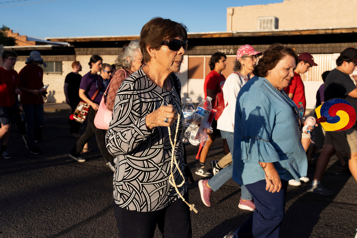 Congregants carry rosaries as they make their pilgrimage across the U.S.-Mexico border during Border Mass 250 in Nogales, Arizona, U.S. June 26, 2026.  REUTERS/Rebecca Noble