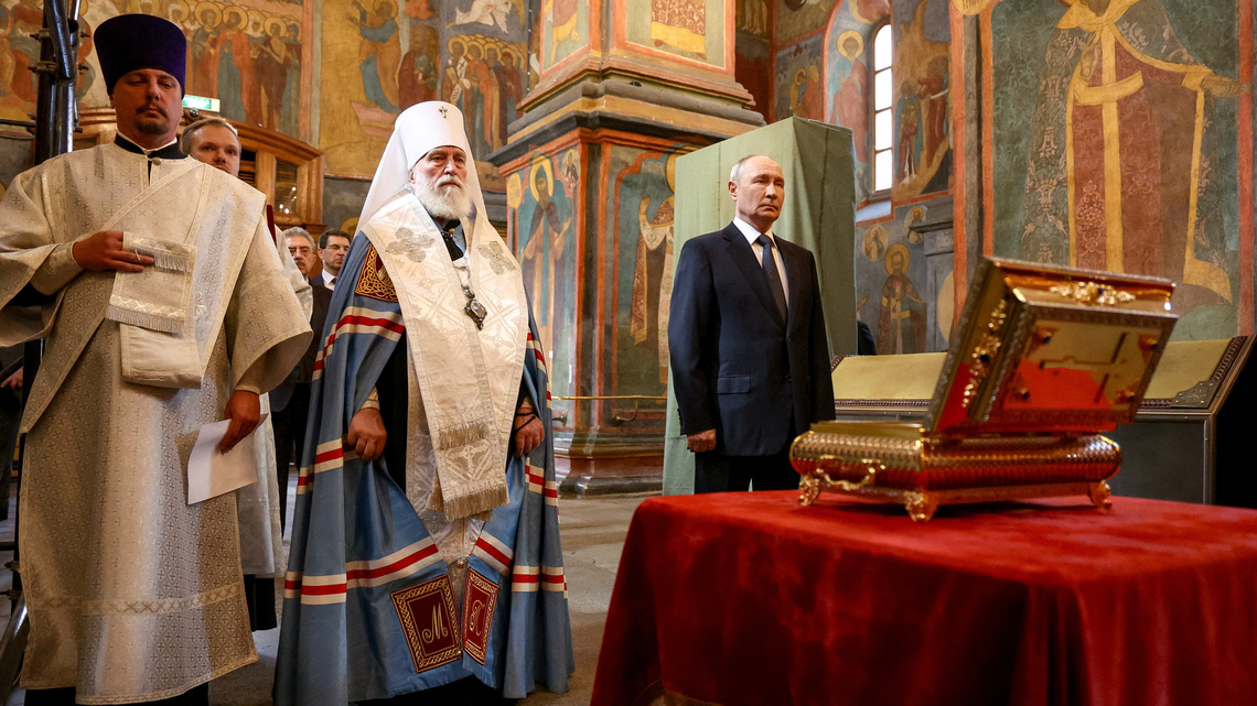 Putin visits newly unearthed remains of medieval Russian prince 