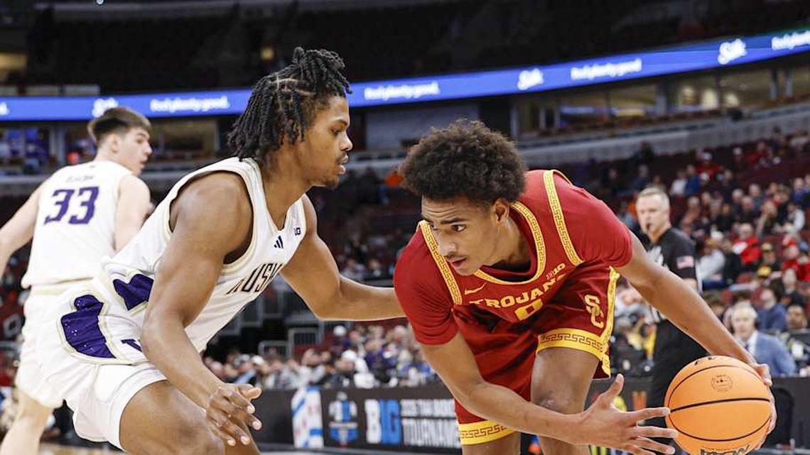  Mar 11, 2026; Chicago, IL, USA; Southern California Trojans guard Alijah Arenas (0) drives to the basket against the Washington Huskies during the first half at United Center. Mandatory Credit: Kamil Krzaczynski-Imagn Images | Kamil Krzaczynski-Imagn Images 