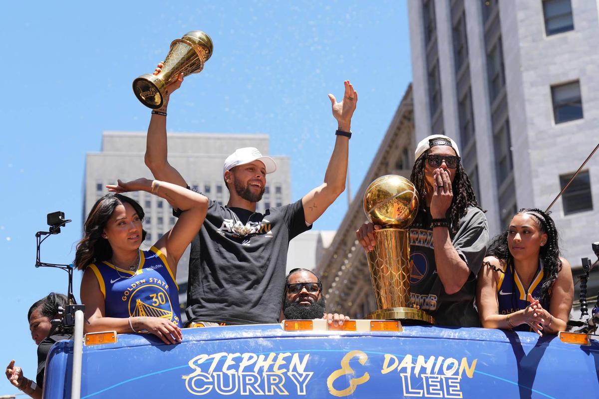  Golden State Warriors guard Stephen Curry with his wife Ayesha, and guard Damion Lee with his wife Sydel Curry © Darren Yamashita-Imagn Images