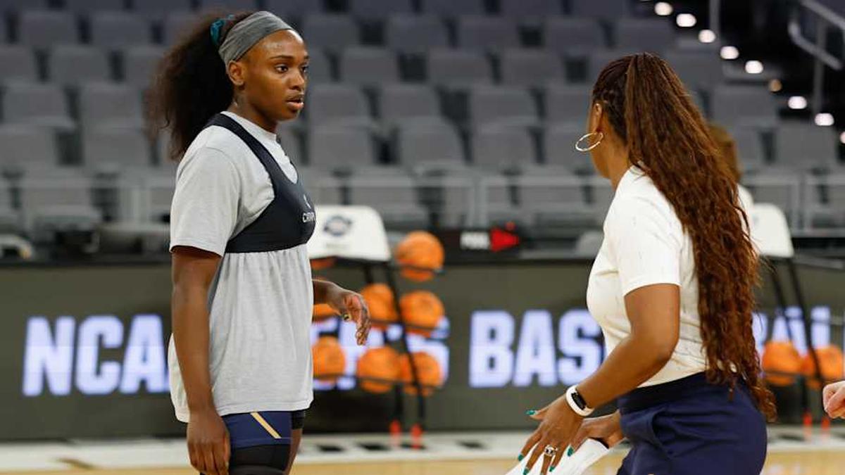  Mar 26, 2026; Fort Worth, TX, USA; Notre Dame Fighting Irish guard Kk Bransford (14) and head coach Niele Ivey during a practice session ahead of the Fort Worth Regional of the women's 2026 NCAA Tournament at Dickies Arena. Mandatory Credit: Chris Jones-Imagn Images | Chris Jones-Imagn Images 