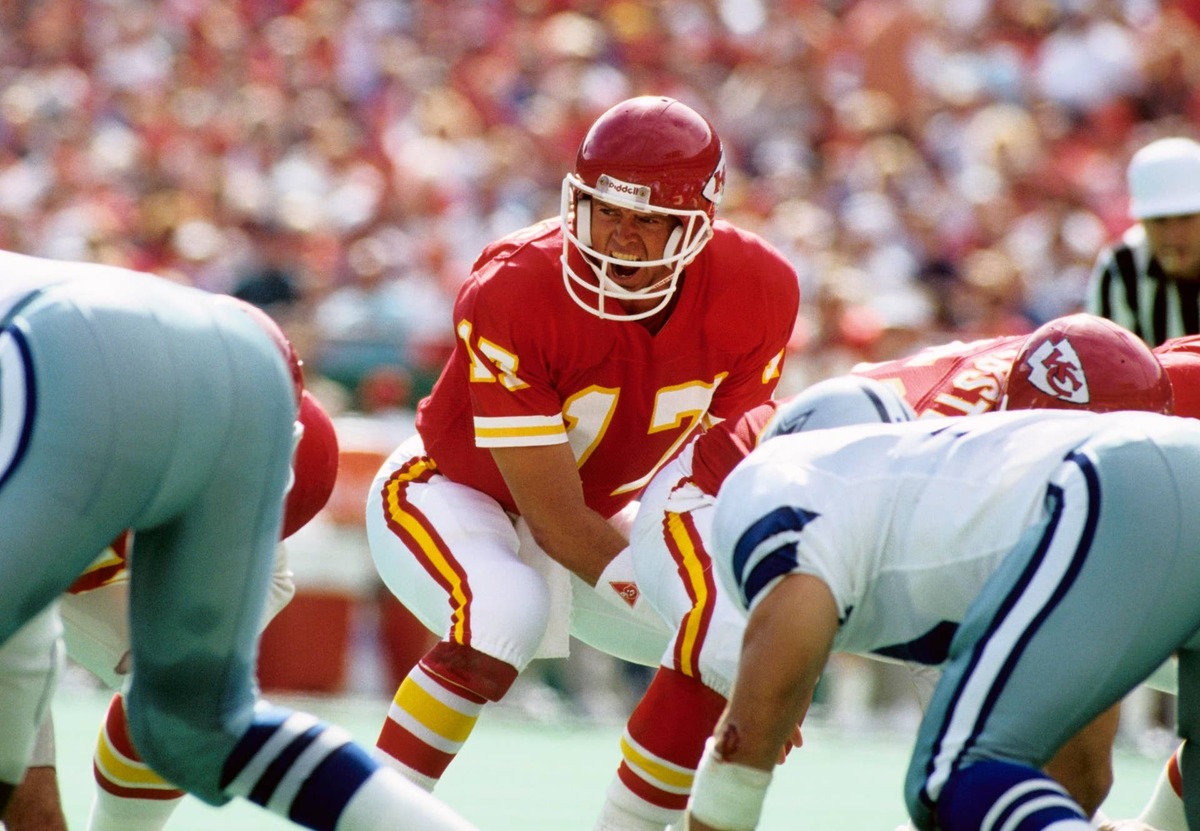 Kansas City Chiefs quarterback Steve DeBerg in action against the Dallas Cowboys at Arrowhead Stadium. Herb Weitman-USA TODAY Sports