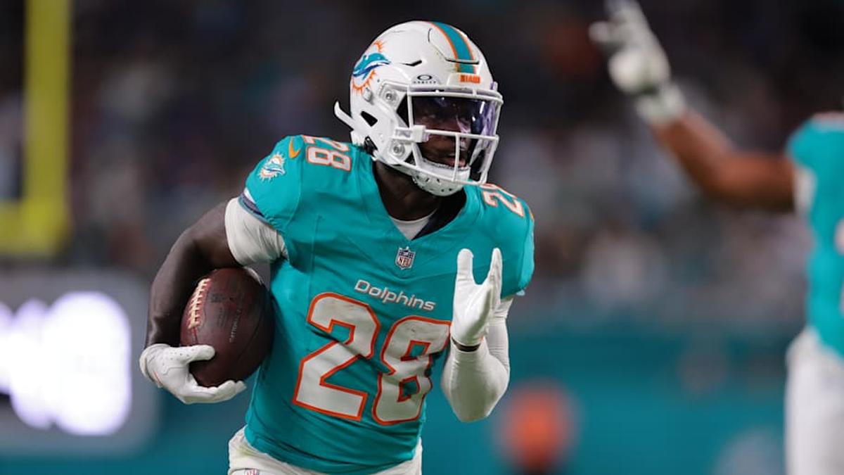  Miami Dolphins running back De'Von Achane (28) runs for a gain during the first quarter against the Baltimore Ravens at Hard Rock Stadium. | Sam Navarro-Imagn Images 