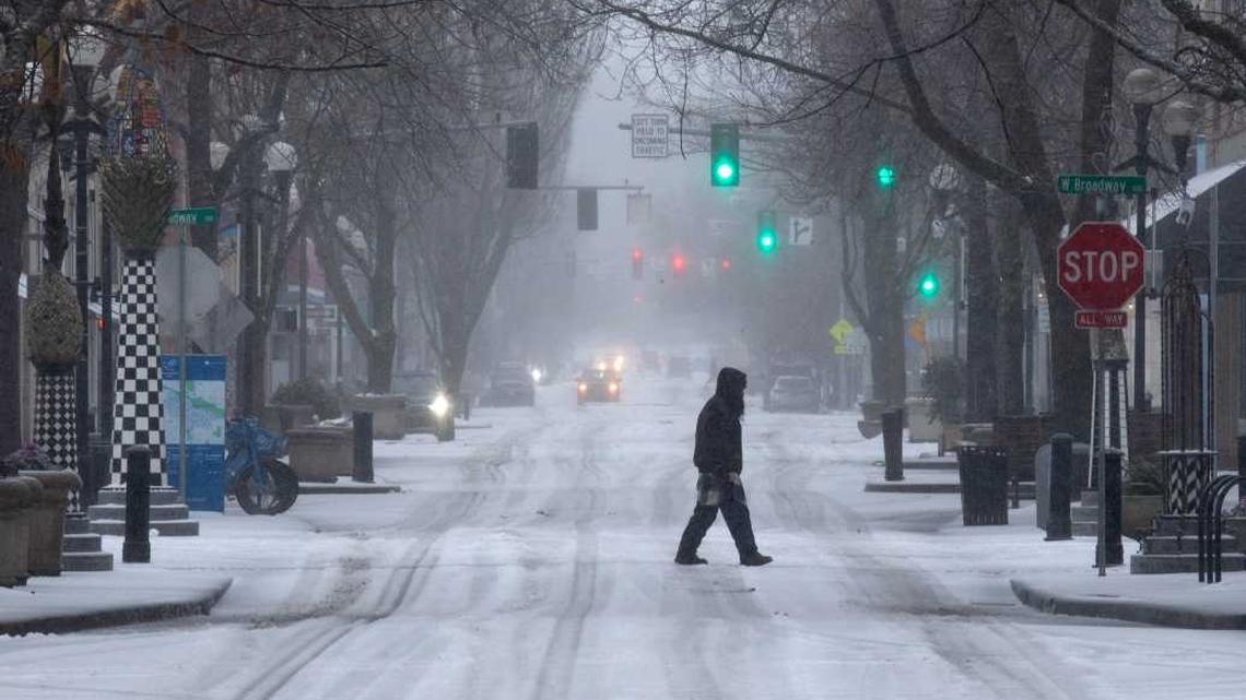 U.S. Issues 'Warning' For 6 States Bracing For Snow This Week 