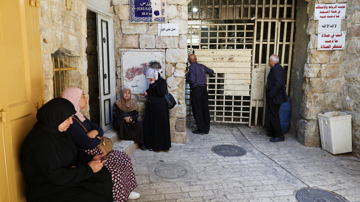 Palestinians wait to enter the Ibrahimi Mosque, also known as the Cave of Patriarchs, in the old city of Hebron, in the Israeli-occupied West Bank, June 17, 2026. REUTERS/Ammar Awad