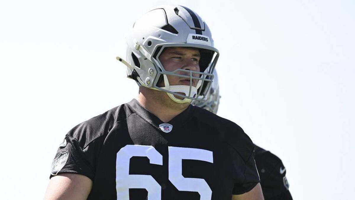  May 20, 2026; Henderson, NV, USA; Las Vegas Raiders center Tyler Linderbaum (65) warms up during organized team activities at Intermountain Health Performance Center. Mandatory Credit: Candice Ward-Imagn Images | Candice Ward-Imagn Images 