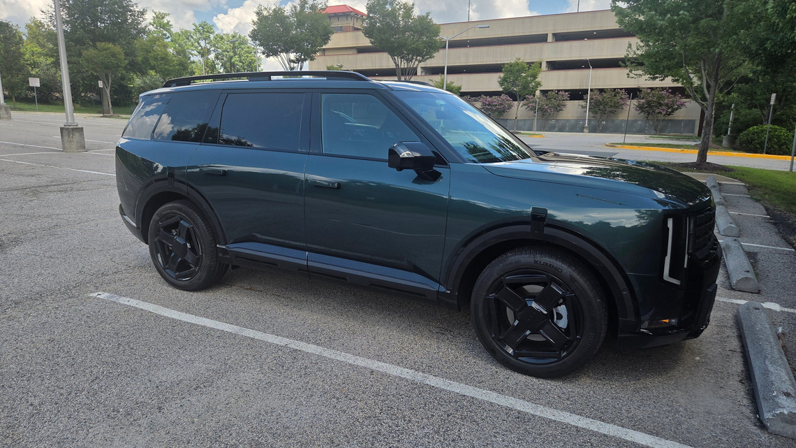 Is the gas-powered or hybrid Kia Telluride the better SUV?