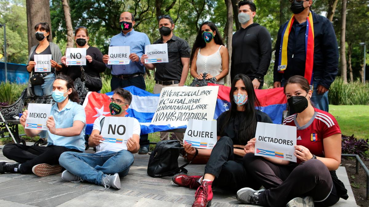 Un pequeño grupo se reúne en el Parque Alameda para protestar contra la participación del presidente de Venezuela, Nicolás Maduro, en la cumbre de la Comunidad de Estados Latinoamericanos y Caribeños (CELAC), en la Ciudad de México, el sábado 18 de septiembre de 2021. (Foto AP/Ginnette Riquelme)