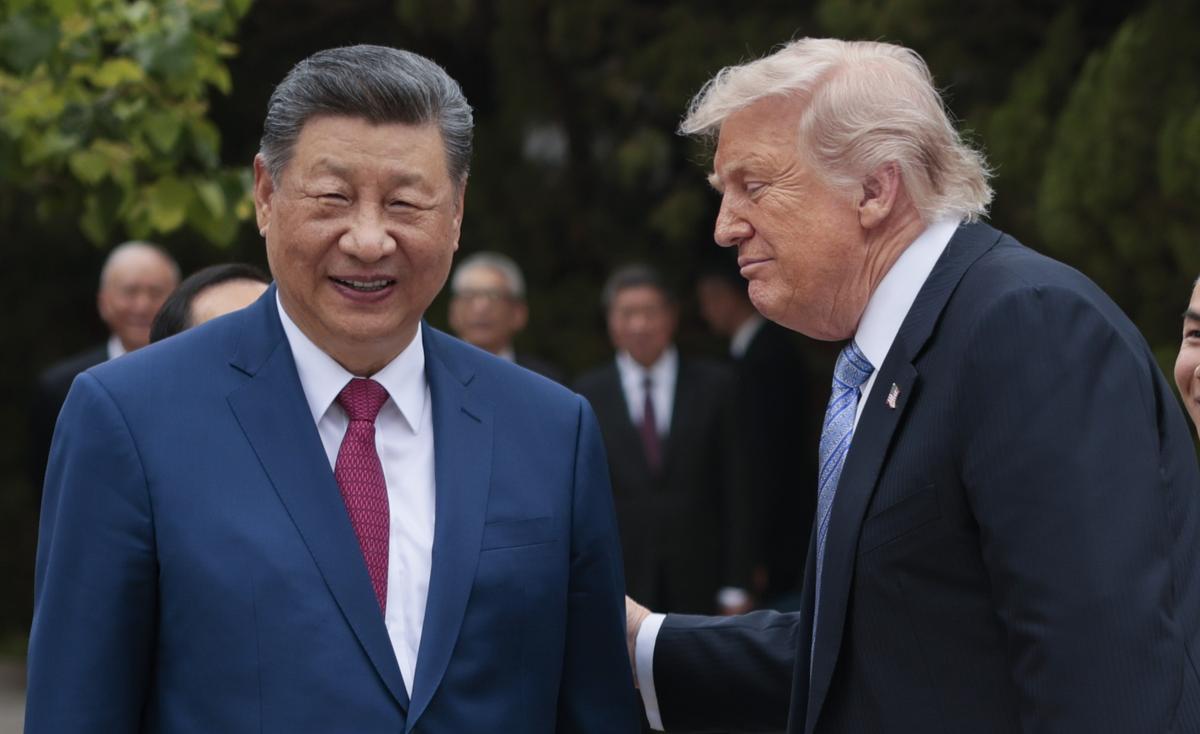  U.S. President Donald Trump (R) and Chinese President Xi Jinping at Zhongnanhai Garden in Beijing on May 15, 2026. 