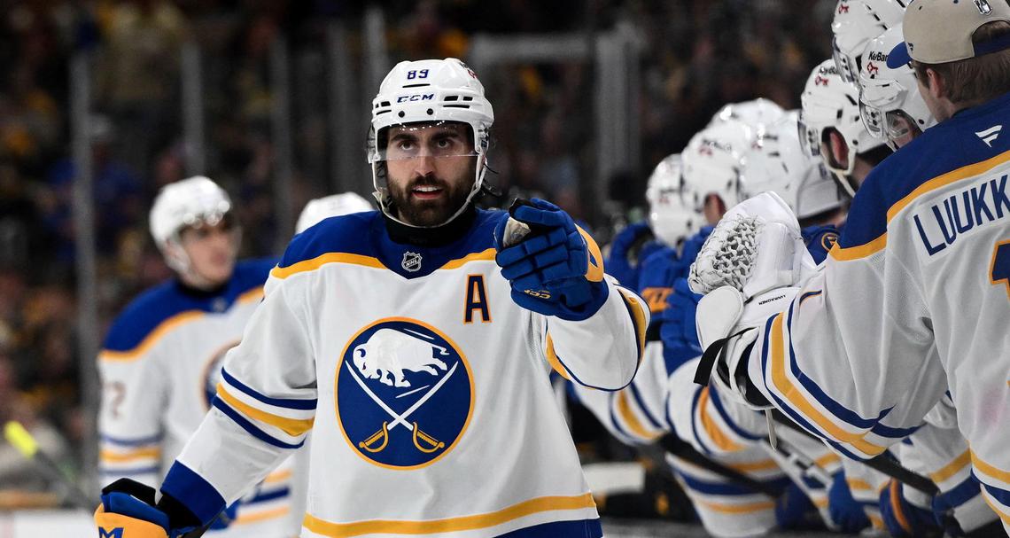  Alex Tuch (Brian Fluharty-Imagn Images) 