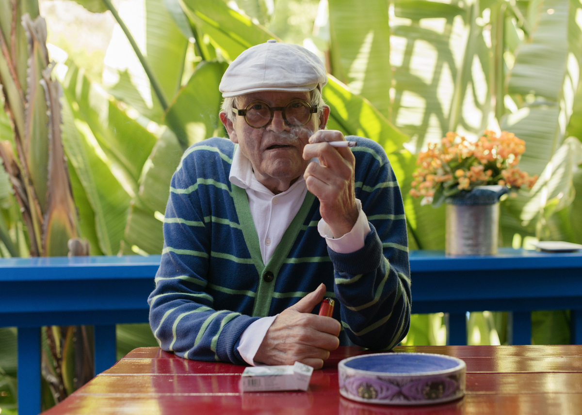 FILE -- The celebrated artist David Hockney, at home in Los Angeles, Aug. 22, 2017. Hockney, whose colorful figurative paintings were both conservative and iconoclastic, defying the dominant abstract schools of the mid-20th century, died at home in London on June 11, 2026. He was 88. (Nathanael Turner/The New York Times)