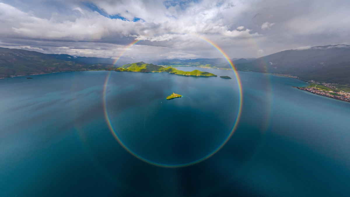 The amazing photo of a "complete circular rainbow" awarded Geshuang Chen and Shuchang Dong as the winners in 2025. (Geshuang Chen/Shuchang Dong/RMet via SWNS). 