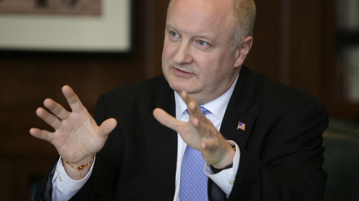 Then-Republican candidate for Illinois treasurer, DuPage County Auditor Bob Grogan meets with the Chicago Tribune Editorial Board in 2014. (Michael Tercha/Chicago Tribune/TNS)