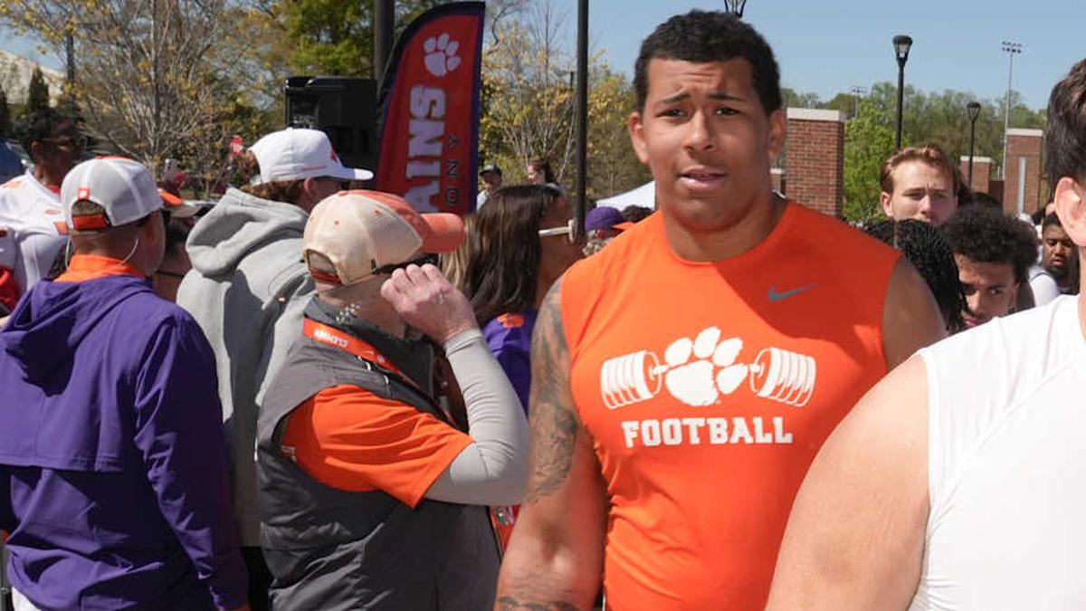 Clemson offensive lineman Brayden Jacobs is the son of former bruising NFL running back Brandon Jacobs. | Ken Ruinard / USA Today Network South Carolina / USA TODAY NETWORK via Imagn Images 