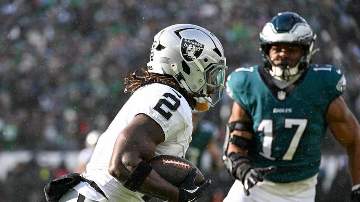  Dec 14, 2025; Philadelphia, Pennsylvania, USA; Las Vegas Raiders running back Ashton Jeanty (2) runs with the ball against the Philadelphia Eagles during the first quarter at Lincoln Financial Field. Mandatory Credit: Eric Hartline-Imagn Images | Eric Hartline-Imagn Images 