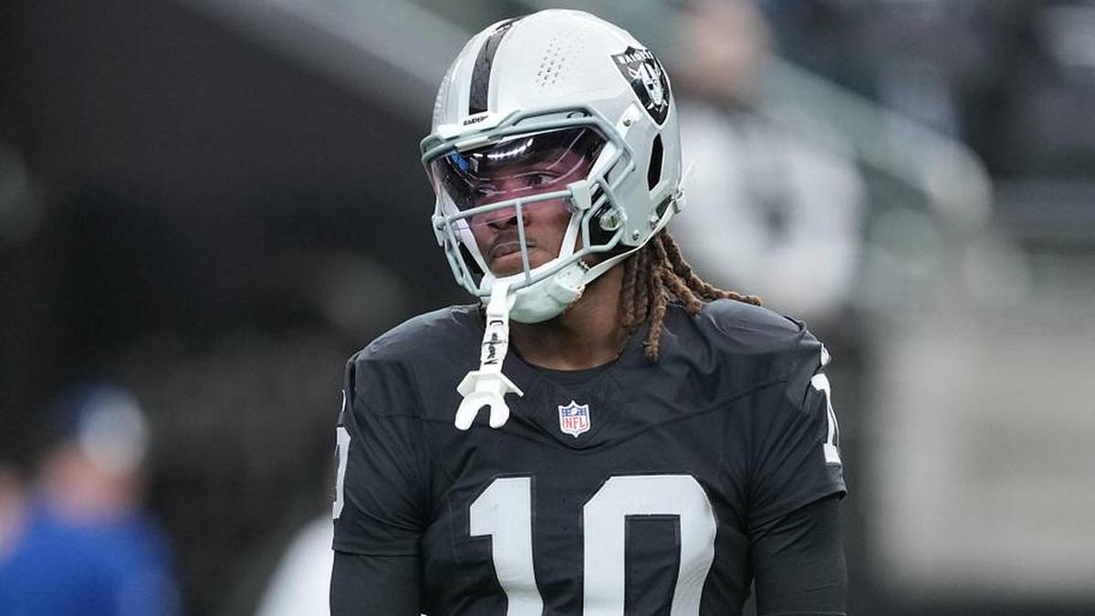  Dec 28, 2025; Paradise, Nevada, USA; Las Vegas Raiders wide receiver Dont'e Thornton Jr. (10) warms up before the game against the New York Giants at Allegiant Stadium. Mandatory Credit: Kirby Lee-Imagn Images | Kirby Lee-Imagn Images 