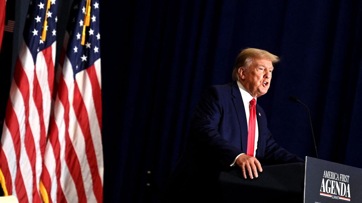 El ex presidente Donald Trump habla en la Cumbre de la Agenda del America First Policy Institute, en Washington, D.C. el 26 de julio de 2022. El ex fiscal federal Glenn Kirschner dijo que Trump habría sido “arrestado” y “acusado” si no fuera por ser el ex presidente, acusando al Departamento de Justicia de tratarlo “ligeramente por encima de la ley” el viernes.