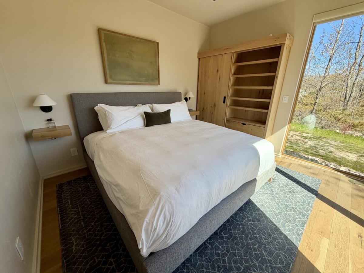  Everything you need for a holiday stay, plus floor-to-ceiling windows. Photo credit: Cathy Bennett Kopf 