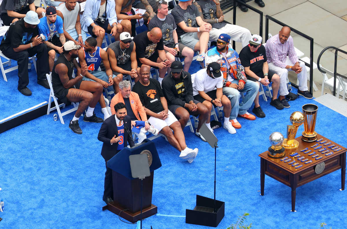 Basketball - NBA - New York Knicks Parade - Woolworth Building, New York City, New York, U.S. - June 18, 2026 General view from the Woolworth Building in New York City as New York City Mayor Zohran Mamdani addresses fans at New York City Hall alongside New York Knicks chairman and CEO of Madison Square Garden Sports and Entertainment James L. Dolan, New York Knicks head coach Mike Brown and New York Knicks players during the parade REUTERS/Mike Segar