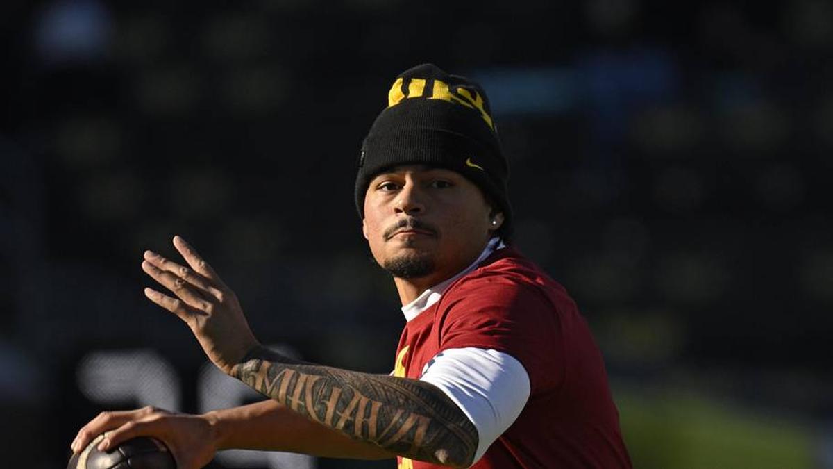  Nov 22, 2025; Eugene, Oregon, USA; Southern California Trojans quarterback Jayden Maiava (14) warms up before the game against the Oregon Ducks at Autzen Stadium. Mandatory Credit: Troy Wayrynen-Imagn Images | Troy Wayrynen-Imagn Images 
