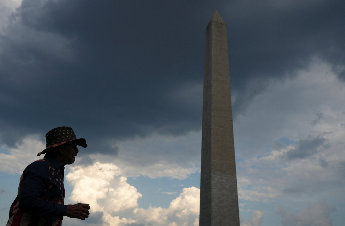 Dark clouds hang over the Washington Monument as stormy weather approaches ahead of a Fourth of July rally featuring U.S. President Donald Trump to mark the 250th anniversary of U.S. independence, in Washington, D.C., U.S., July 4, 2026. REUTERS/Nathan Howard
