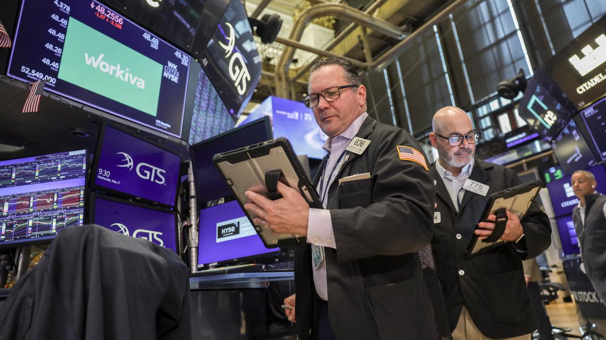 Traders work on the floor at the New York Stock Exchange (NYSE) in New York City, U.S., May 27, 2026. REUTERS/Jeenah Moon