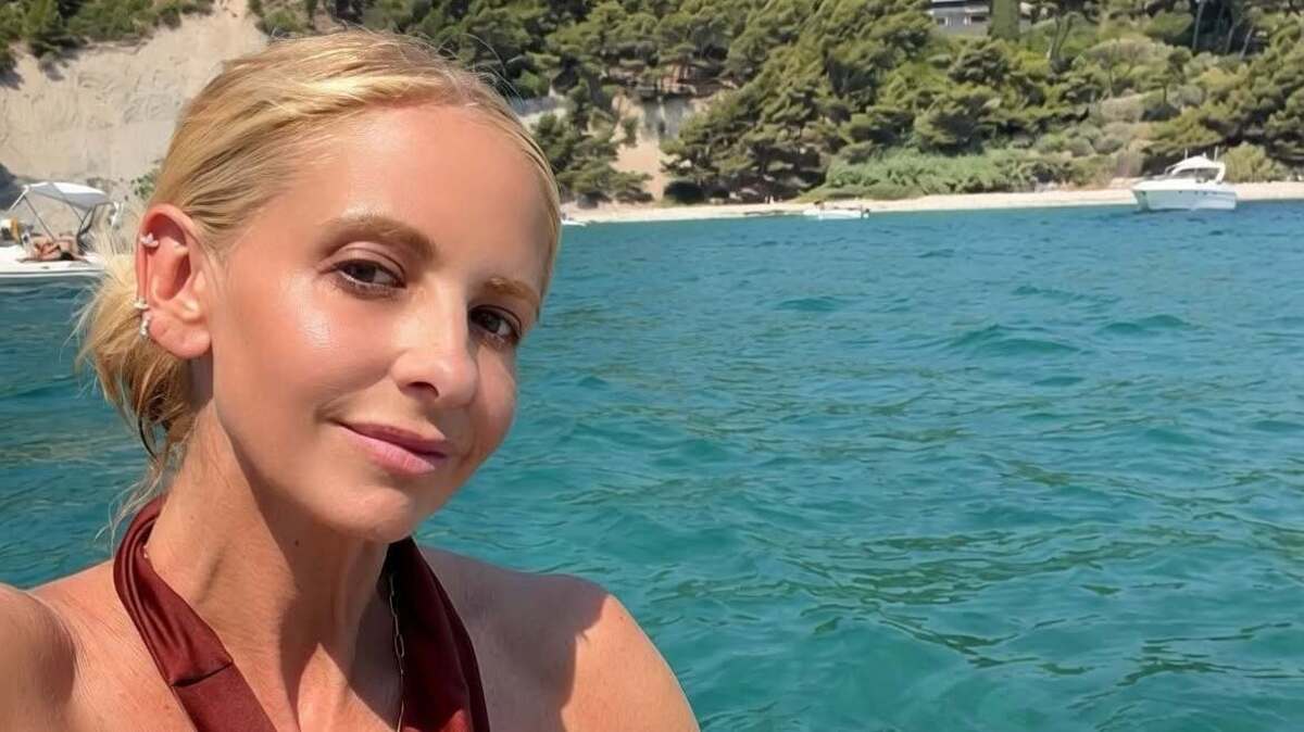 Sarah Michelle Gellar Shares Rare Bikini-Clad Photos Flaunting Her Abs
