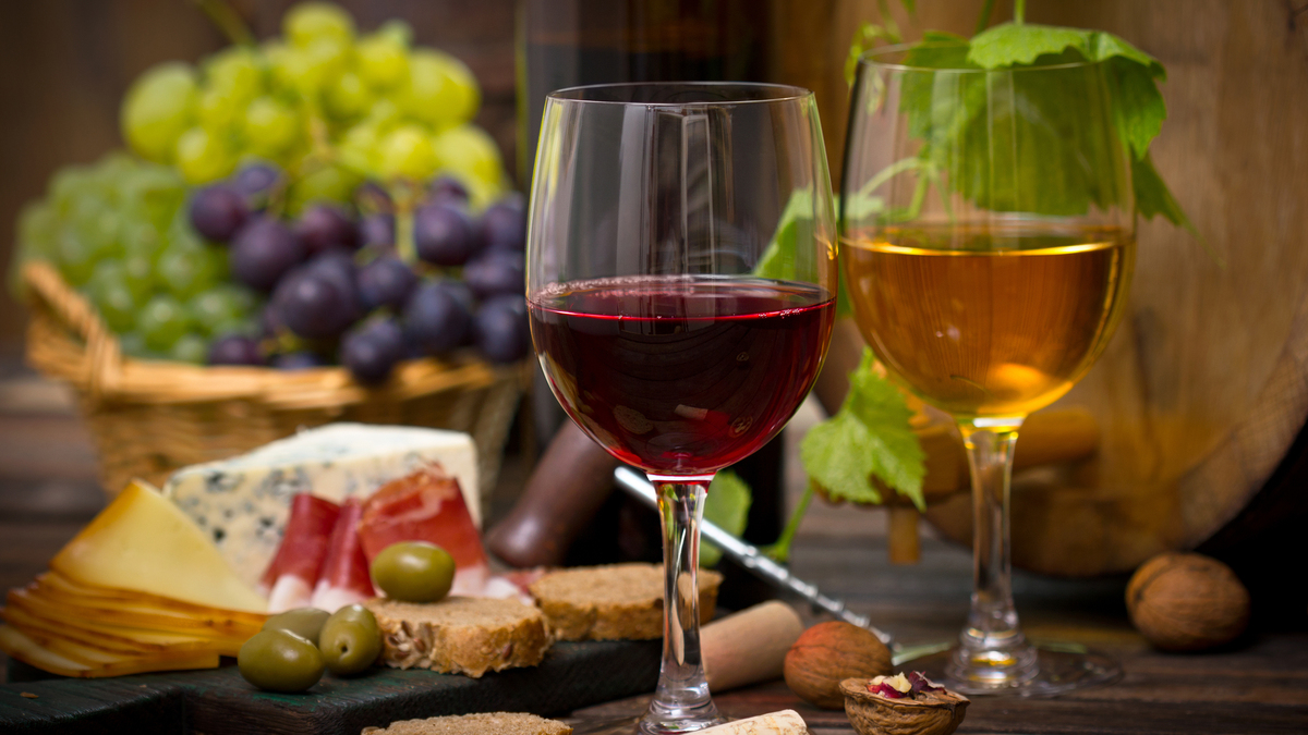 Make entertaining a breeze with these tips for the ultimate wine and cheese pairings