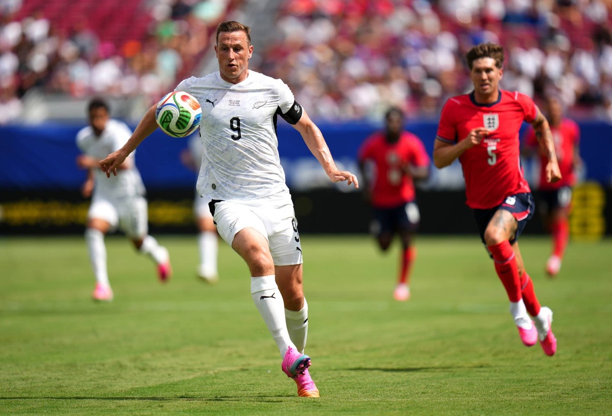  Chris Wood #9 of New Zealand runs with the ball during the international friendly match between England and New Zealand at Raymond James Stadium on June 06, 2026 in Tampa, Florida. (Photo by Rich Storry/Getty Images) Photo by Rich Storry/Getty Images
