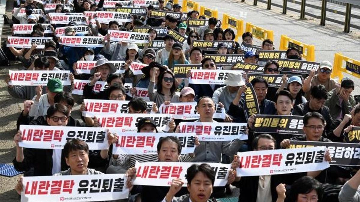 
YTN union members chant slogans during a rally calling for the revocation of Eugene Group’s status as YTN’s largest shareholder outside the government complex in Gwacheon on April 29. Photo by Asia Today
                                            