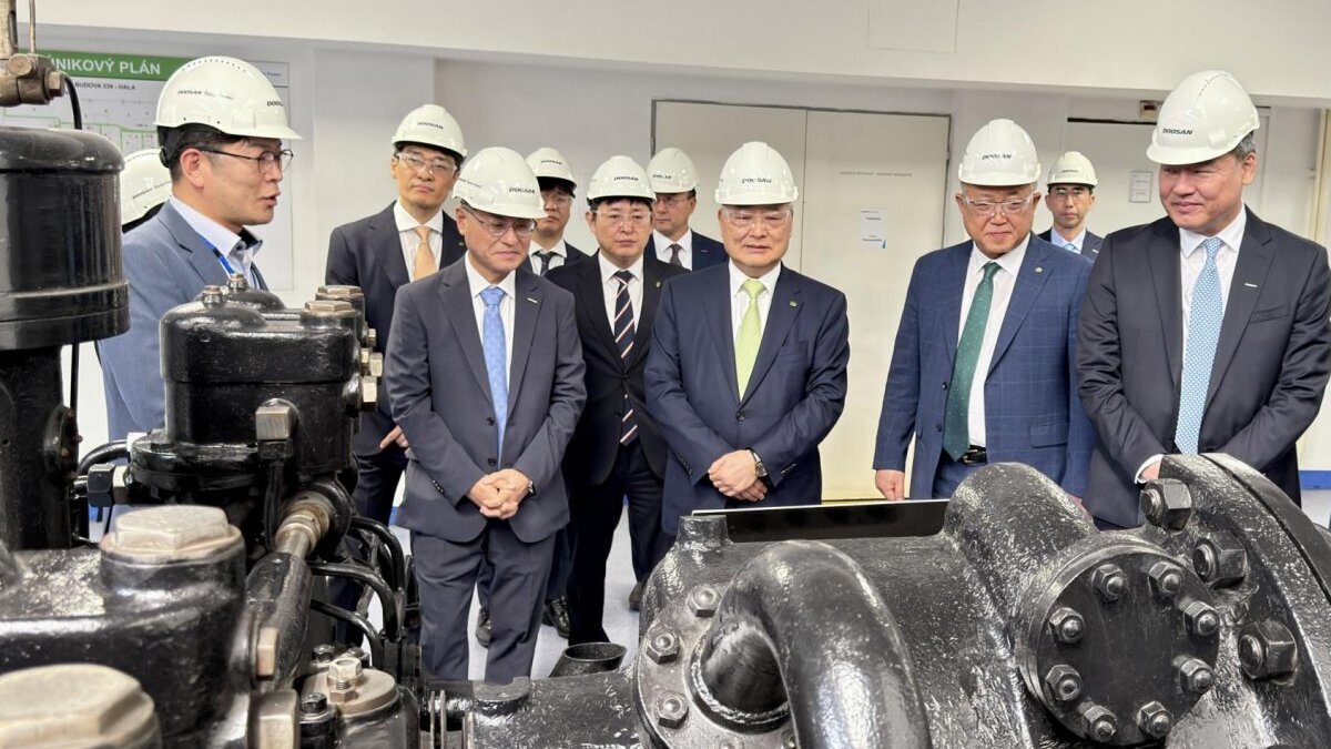 Korea Hydro & Nuclear Power CEO Kim Hoe-chun (R4) inspects facilities at Doosan Skoda Power in Plzen on Thursday. He visited the Czech Republic to review progress on a project to build two nuclear reactors in the European country. Photo by KHNP

                                            