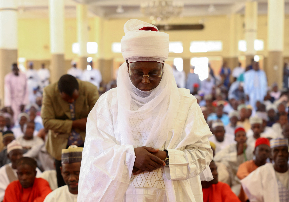Nigeria's presidential hopeful Atiku Abubakar joins worshippers during the Friday midday prayer at the Modibbo Adama Mosque, ahead of Nigeria's presidential elections, in Yola, Nigeria February 24, 2023. REUTERS/Esa Alexander