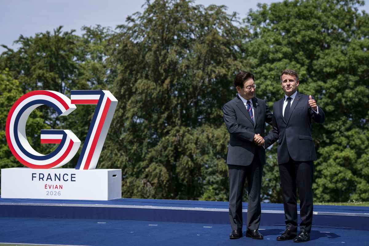 President Emmanuel Macron of France greets President Lee Jae Myung of South Korea, left, as world leaders gather for an official photo at the G7 Summit in Evian-les-Bains, France, June 16, 2026. (Haiyun Jiang/The New York Times)