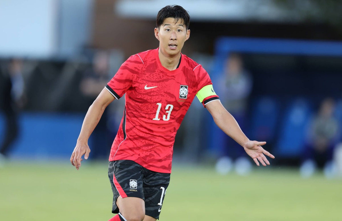  South Korea's Son Heung-Min calls for a pass against Trinidad and Tobago during an international friendly match. Photo by Chris Gardner/Getty Images