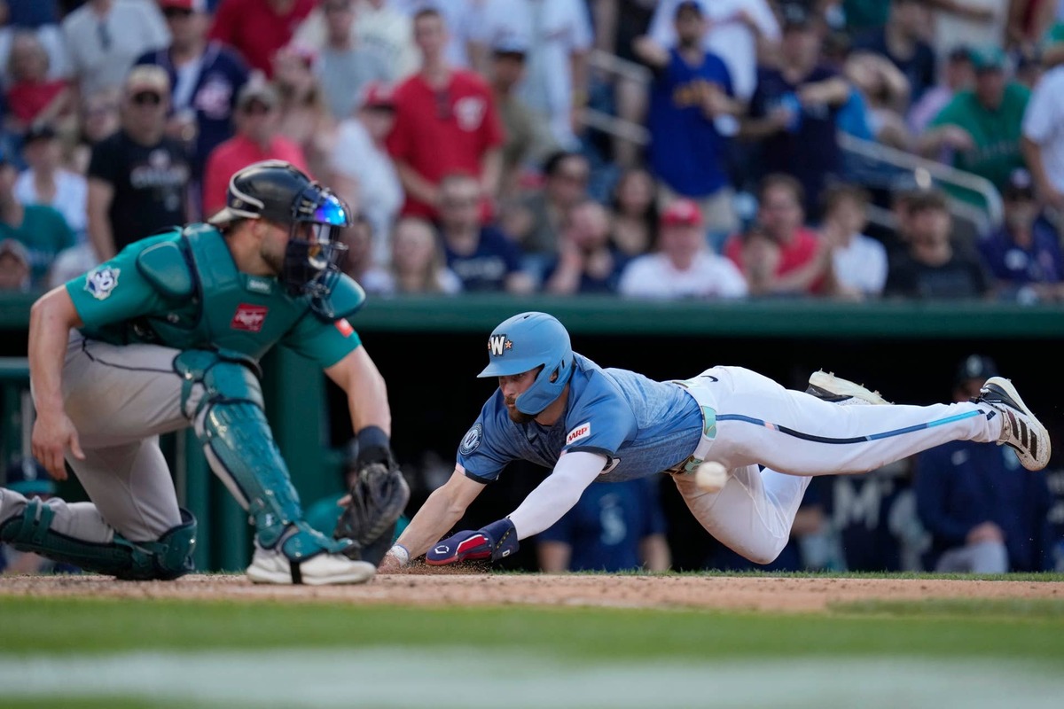  Dylan Crews used a nifty swim move to avoid the tag at the plate and score this run. 