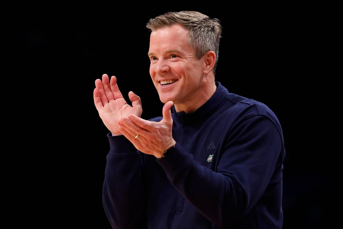  NEW YORK, NEW YORK - MARCH 22: Head coach Dusty May of the Florida Atlantic Owls reacts in the first half against the Northwestern Wildcats in the first round of the NCAA Men's Basketball Tournament at Barclays Center on March 22, 2024 in New York City. (Photo by Sarah Stier/Getty Images) 