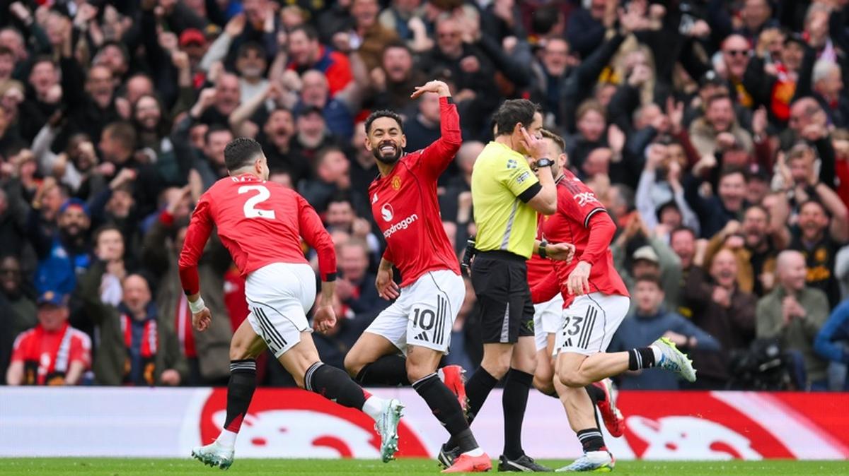 MANCHESTER (United Kingdom), 03/05/2026.- Matheus Cunha (C) of Manchester United celebrates after scoring the 1-0 goal during the English Premier League match between Manchester United and Liverpool FC in Manchester, Britain, 03 May 2026. (Reino Unido) EFE/EPA/GARY OAKLEY EDITORIAL USE ONLY. No use with unauthorized audio, video, data, fixture lists, club/league logos, 'live' services or NFTs. Online in-match use limited to 120 images, no video emulation. No use in betting, games or single club/league/player publications.