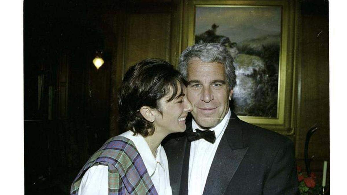 Esta foto de Jeffrey Epstein y Ghislaine Maxwell, su exnovia y reclutadora de niñas y mujeres jóvenes, fue presentada durante el juicio de Maxwell por tráfico sexual y otros delitos.