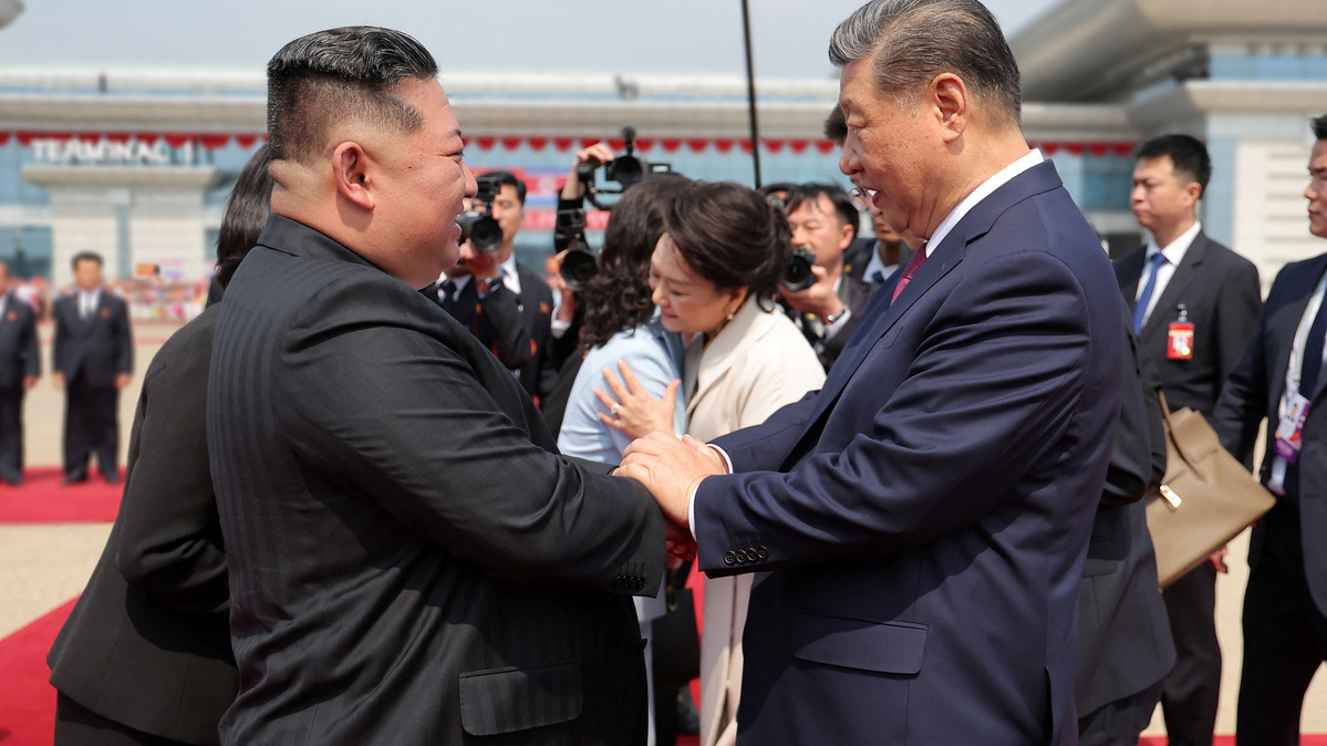 Chinese President Xi Jinping greets North Korean leader Kim Jong Un as Xi Jinping departs following his state visit to Pyongyang, North Korea, in this picture released June 10, 2026. KCNA via REUTERS