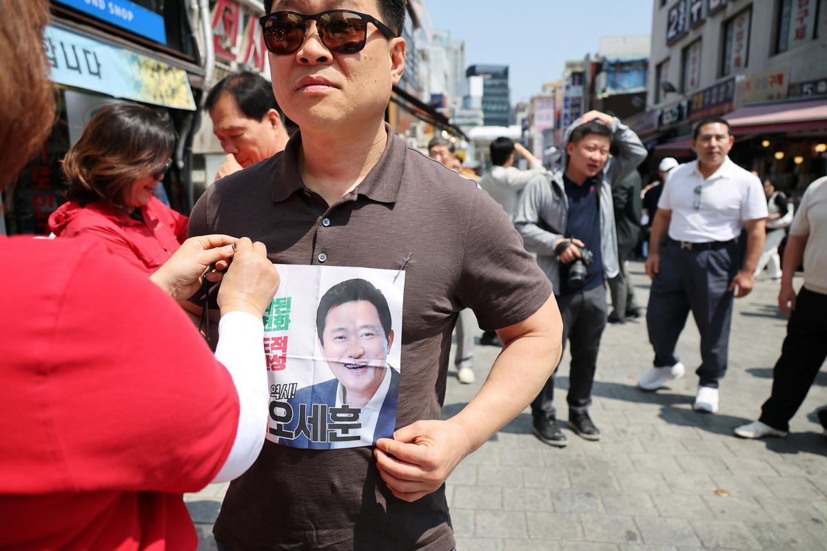 A supporter prepares for an election campaign rally for Oh Se-hoon, Seoul mayoral candidate of the main opposition People Power Party, in Seoul, South Korea, June 2, 2026.    REUTERS/Kim Hong-Ji
