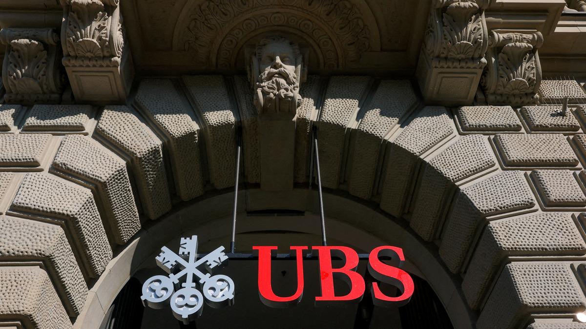 FILE PHOTO: A logo of Swiss bank UBS on a building at the Paradeplatz in Zurich, Switzerland, March 19, 2026. REUTERS/Denis Balibouse/File Photo