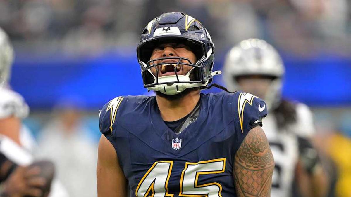  Nov 30, 2025; Inglewood, California, USA; Los Angeles Chargers linebacker Tuli Tuipulotu (45) reacts after a sack against the Las Vegas Raiders during the second half at SoFi Stadium. Mandatory Credit: Jayne Kamin-Oncea-Imagn Images | Jayne Kamin-Oncea-Imagn Images 