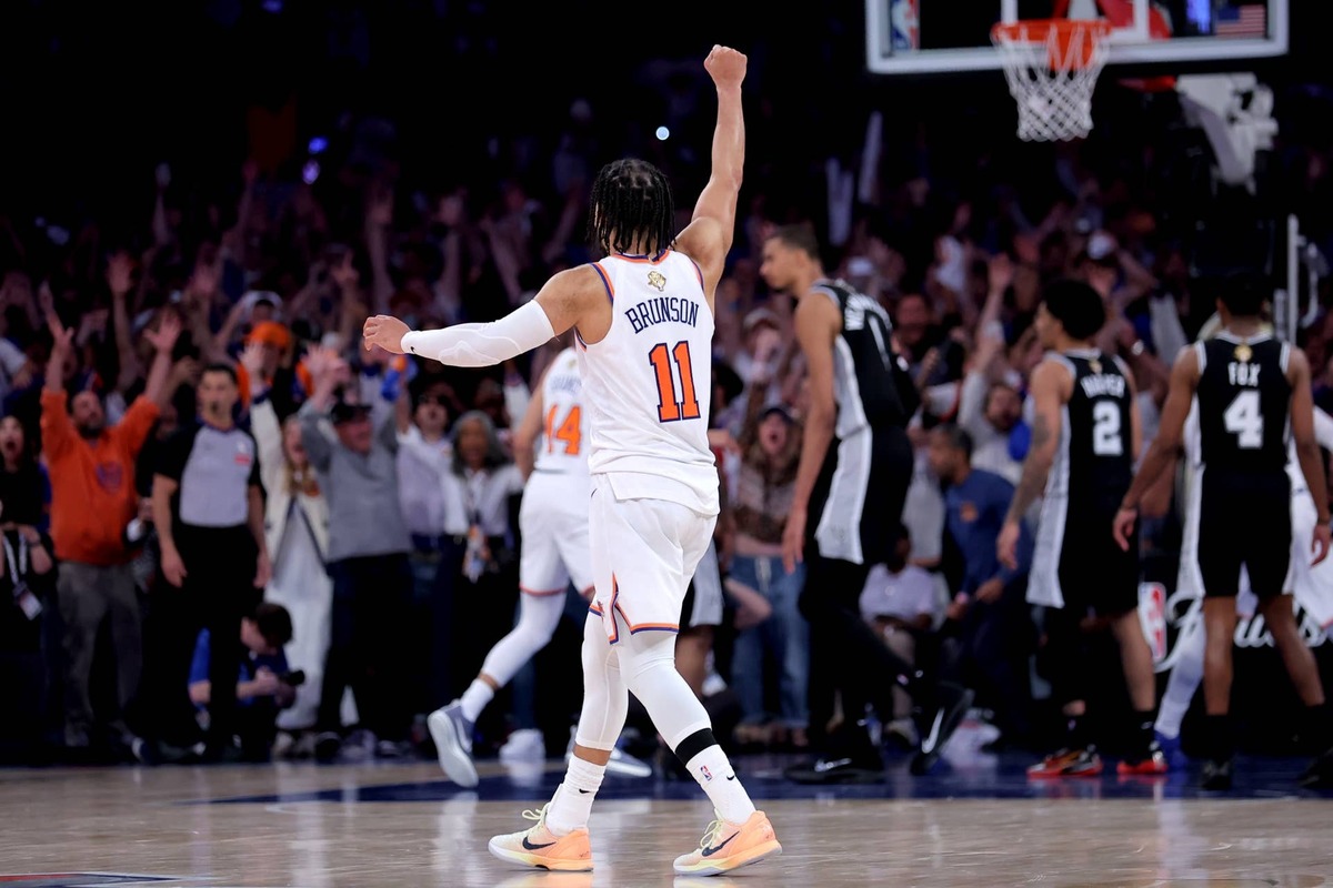  Jun 10, 2026; New York, New York, USA; New York Knicks guard Jalen Brunson (11) reacts after forward OG Anunoby (not pictured) tips the ball in for the lead against the San Antonio Spurs during the fourth quarter of game four of the 2026 NBA Finals at Madison Square Garden. Mandatory Credit: Brad Penner-Imagn Images 