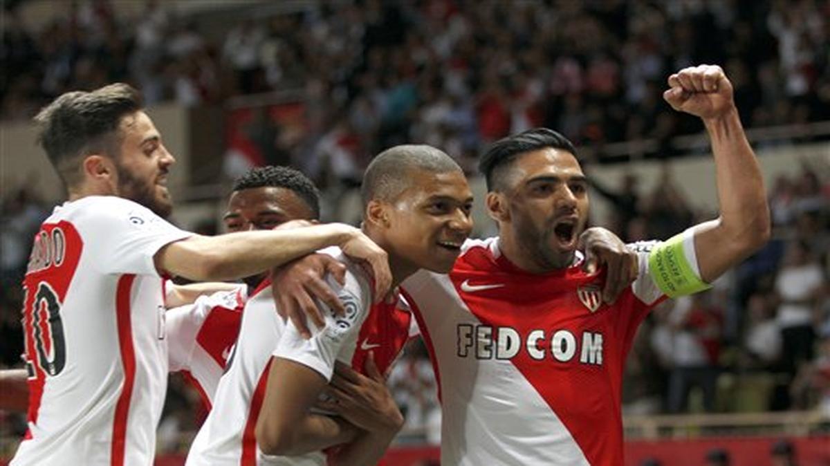El jugador de Mónaco, Kylian Mbappé, centro, festeja con su compañero Radamel Falcao, derecha, tras anotar un gol contra Saint Etienne en la liga francesa el miércoles, 17 de mayo de 2017.