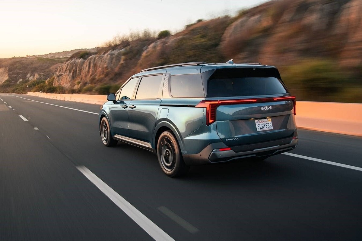  2025-2026 Kia Carnival Rear Angle View Kia
